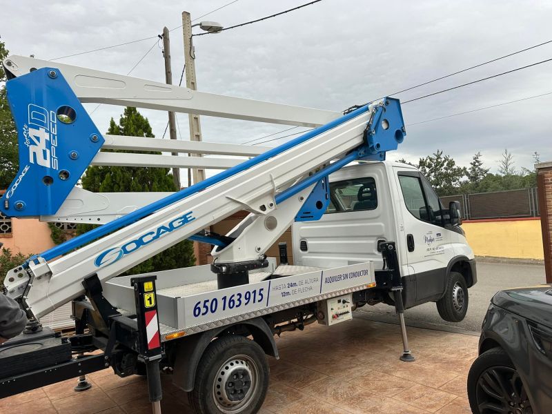 Grúa profesional de construcciones mudéjar de color blanco y azul