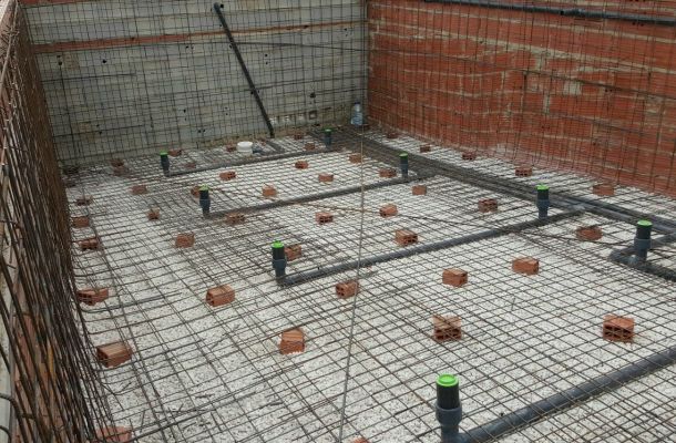 <!-- wp:paragraph -->
<p>El invierno puede ser una época dura para cualquier vivienda. Las bajas temperaturas, la lluvia, la humedad y el viento ponen a prueba todos los elementos de la estructura, desde la cubierta hasta la carpintería. Preparar la casa antes de que llegue el frío es fundamental para evitar averías, mejorar el confort y ahorrar energía. A continuación, te ofrecemos una guía con los principales <strong>consejos de mantenimiento y prevención</strong> para proteger tu vivienda durante los meses de invierno.</p>
<!-- /wp:paragraph -->

<!-- wp:separator -->
<hr class="wp-block-separator has-alpha-channel-opacity"/>
<!-- /wp:separator -->

<!-- wp:heading -->
<h2 class="wp-block-heading">1. Revisa el aislamiento térmico: clave para ahorrar energía</h2>
<!-- /wp:heading -->

<!-- wp:paragraph -->
<p>Un buen aislamiento es la base de una vivienda resistente al frío. Revisar paredes, techos y suelos te permite detectar pérdidas de calor que incrementan tu factura energética.</p>
<!-- /wp:paragraph -->

<!-- wp:list -->
<ul class="wp-block-list"><!-- wp:list-item -->
<li>Comprueba si existen zonas frías o corrientes de aire.</li>
<!-- /wp:list-item -->

<!-- wp:list-item -->
<li>Valora la instalación o mejora del aislamiento en cámaras, cubiertas o falsos techos.</li>
<!-- /wp:list-item -->

<!-- wp:list-item -->
<li>Considera materiales eficientes como lana mineral, celulosa o paneles aislantes.</li>
<!-- /wp:list-item --></ul>
<!-- /wp:list -->

<!-- wp:paragraph -->
<p>Una casa bien aislada mantiene la temperatura, evita condensaciones y mejora notablemente el bienestar interior.</p>
<!-- /wp:paragraph -->

<!-- wp:separator -->
<hr class="wp-block-separator has-alpha-channel-opacity"/>
<!-- /wp:separator -->

<!-- wp:heading -->
<h2 class="wp-block-heading">2. Combate las humedades antes de que aparezcan</h2>
<!-- /wp:heading -->

<!-- wp:paragraph -->
<p>El invierno es la época en la que más proliferan las humedades por condensación, filtración o capilaridad. Para prevenirlas:</p>
<!-- /wp:paragraph -->

<!-- wp:list -->
<ul class="wp-block-list"><!-- wp:list-item -->
<li>Ventila a diario, incluso en días fríos.</li>
<!-- /wp:list-item -->

<!-- wp:list-item -->
<li>Revisa juntas, sellados y puntos donde pueda colarse agua.</li>
<!-- /wp:list-item -->

<!-- wp:list-item -->
<li>Asegúrate de que la fachada no presenta grietas o zonas deterioradas.</li>
<!-- /wp:list-item -->

<!-- wp:list-item -->
<li>Comprueba el adecuado funcionamiento de desagües y canalones.</li>
<!-- /wp:list-item --></ul>
<!-- /wp:list -->

<!-- wp:paragraph -->
<p>Si ya aparecen manchas, olor a humedad o pintura desconchada, es importante actuar rápido: un problema pequeño puede convertirse en uno estructural si se ignora.</p>
<!-- /wp:paragraph -->

<!-- wp:separator -->
<hr class="wp-block-separator has-alpha-channel-opacity"/>
<!-- /wp:separator -->

<!-- wp:heading -->
<h2 class="wp-block-heading">3. Inspección de la cubierta: el punto más vulnerable</h2>
<!-- /wp:heading -->

<!-- wp:paragraph -->
<p>La cubierta soporta la mayor parte del impacto del clima: lluvia, viento, hielo y nieve. Antes del invierno es esencial:</p>
<!-- /wp:paragraph -->

<!-- wp:list -->
<ul class="wp-block-list"><!-- wp:list-item -->
<li>Revisar tejas sueltas, rotas o desplazadas.</li>
<!-- /wp:list-item -->

<!-- wp:list-item -->
<li>Limpiar canalones y bajantes para evitar atascos que generen filtraciones.</li>
<!-- /wp:list-item -->

<!-- wp:list-item -->
<li>Comprobar el estado de las impermeabilizaciones.</li>
<!-- /wp:list-item --></ul>
<!-- /wp:list -->

<!-- wp:paragraph -->
<p>Una cubierta en mal estado puede provocar daños importantes en el interior del hogar, desde humedades hasta goteras que afectan a forjados y paredes.</p>
<!-- /wp:paragraph -->

<!-- wp:separator -->
<hr class="wp-block-separator has-alpha-channel-opacity"/>
<!-- /wp:separator -->

<!-- wp:heading -->
<h2 class="wp-block-heading">4. Carpinterías en buen estado para evitar pérdidas de calor</h2>
<!-- /wp:heading -->

<!-- wp:paragraph -->
<p>Las ventanas y puertas son uno de los puntos donde más calor se escapa:</p>
<!-- /wp:paragraph -->

<!-- wp:list -->
<ul class="wp-block-list"><!-- wp:list-item -->
<li>Revisa el estado de los burletes y sustitúyelos si están deteriorados.</li>
<!-- /wp:list-item -->

<!-- wp:list-item -->
<li>Comprueba el correcto cierre de ventanas y puertas.</li>
<!-- /wp:list-item -->

<!-- wp:list-item -->
<li>Valora instalar doble acristalamiento o carpinterías más eficientes.</li>
<!-- /wp:list-item --></ul>
<!-- /wp:list -->

<!-- wp:paragraph -->
<p>Unas ventanas adecuadas pueden reducir hasta un 30% la pérdida térmica del hogar.</p>
<!-- /wp:paragraph -->

<!-- wp:separator -->
<hr class="wp-block-separator has-alpha-channel-opacity"/>
<!-- /wp:separator -->

<!-- wp:heading -->
<h2 class="wp-block-heading">5. Pequeñas actuaciones que evitan grandes averías</h2>
<!-- /wp:heading -->

<!-- wp:paragraph -->
<p>Además de las revisiones principales, hay pequeñas acciones que pueden marcar la diferencia:</p>
<!-- /wp:paragraph -->

<!-- wp:list -->
<ul class="wp-block-list"><!-- wp:list-item -->
<li>Proteger tuberías exteriores del frío para evitar roturas por congelación.</li>
<!-- /wp:list-item -->

<!-- wp:list-item -->
<li>Revisar la calefacción y purgar radiadores antes del primer uso.</li>
<!-- /wp:list-item -->

<!-- wp:list-item -->
<li>Sellar juntas con silicona o espuma aislante donde notes entrada de aire.</li>
<!-- /wp:list-item -->

<!-- wp:list-item -->
<li>Comprobar el buen estado de enchufes exteriores, toldos o pérgolas que sufran viento y lluvia.</li>
<!-- /wp:list-item --></ul>
<!-- /wp:list -->

<!-- wp:separator -->
<hr class="wp-block-separator has-alpha-channel-opacity"/>
<!-- /wp:separator -->

<!-- wp:heading -->
<h2 class="wp-block-heading">Preparar tu vivienda para el invierno es invertir en tranquilidad</h2>
<!-- /wp:heading -->

<!-- wp:paragraph -->
<p>Una vivienda bien preparada no solo está más protegida frente al frío, sino que también evita averías costosas y alarga la vida de sus elementos estructurales. Si necesitas realizar una revisión profesional, mejorar el aislamiento o solucionar problemas de humedad, una empresa especializada puede ayudarte a hacerlo de manera segura y eficiente.</p>
<!-- /wp:paragraph -->

<!-- wp:paragraph -->
<p>Este invierno, cuida tu hogar… y tu hogar cuidará de ti. </p>
<!-- /wp:paragraph -->