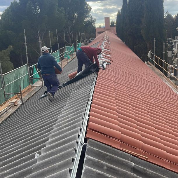 Profesionales instalado un tejado con tejas y las cubiertas ventiladas 