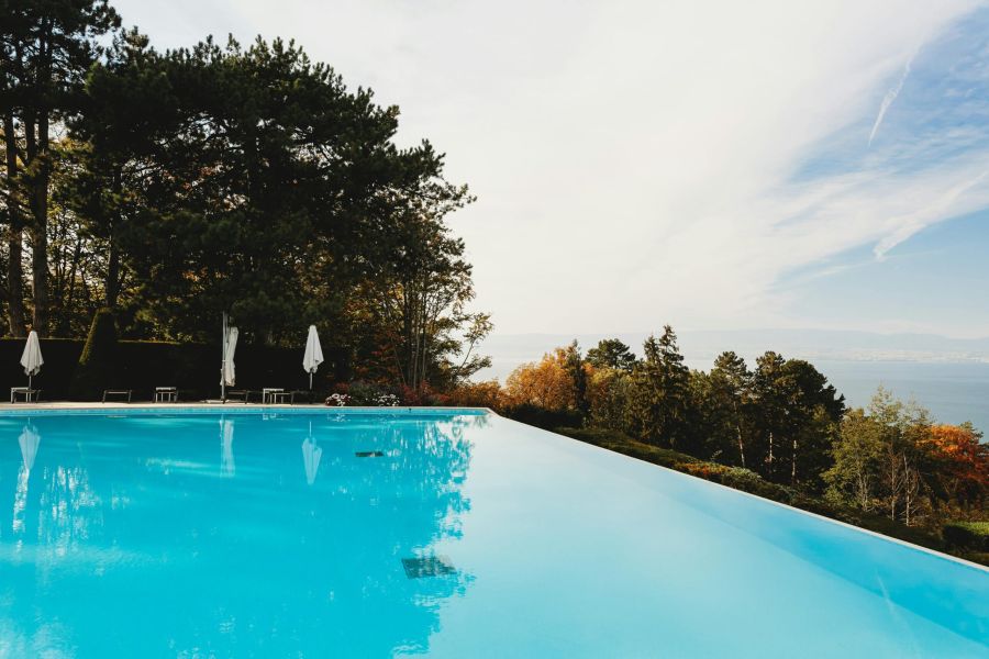 Piscina con agua cristalina y vistas a la naturaleza 