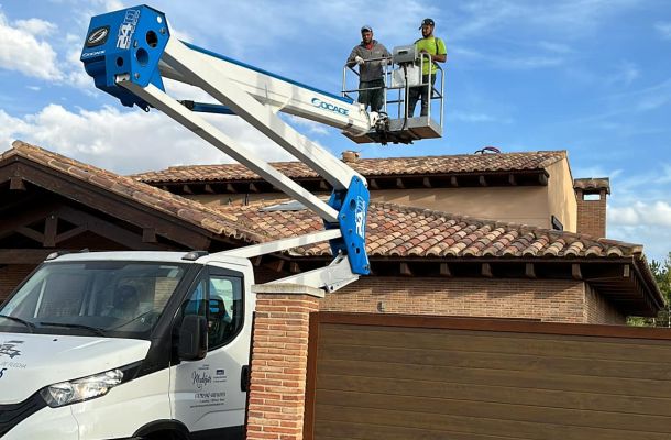 <!-- wp:paragraph -->
<p>En Construcciones Mudéjar entendemos que una <strong>reforma</strong> va más allá de cambiar azulejos o pintar paredes. Se trata de transformar espacios para que se adapten a tus necesidades, estilo de vida o actividad profesional. Por eso ofrecemos <strong>reformas completas o parciales</strong> para viviendas, locales comerciales, oficinas o naves industriales, con un enfoque personalizado, profesional y de máxima calidad. </p>
<!-- /wp:paragraph -->

<!-- wp:heading {"level":3} -->
<h3 class="wp-block-heading">¿Qué incluye nuestro servicio de reforma?</h3>
<!-- /wp:heading -->

<!-- wp:paragraph -->
<p>Para garantizar resultados sólidos y duraderos, estructuramos el trabajo en etapas bien definidas:</p>
<!-- /wp:paragraph -->

<!-- wp:list -->
<ul class="wp-block-list"><!-- wp:list-item -->
<li><strong>Obra estructural y arquitectura interior</strong>: levantamos o demolimos tabiques, adaptamos distribuciones, reforzamos estructuras, siempre respetando la normativa y asegurando la coherencia estética con el nuevo diseño.</li>
<!-- /wp:list-item -->

<!-- wp:list-item -->
<li><strong>Electricidad</strong>: actualizamos o instalamos redes eléctricas seguras, eficientes y adaptadas a los requisitos modernos.</li>
<!-- /wp:list-item -->

<!-- wp:list-item -->
<li><strong>Fontanería</strong>: reparamos o renovamos tuberías, conexiones, instalaciones de baño o cocina, para asegurar la funcionalidad y evitar fugas futuras.</li>
<!-- /wp:list-item -->

<!-- wp:list-item -->
<li><strong>Revestimientos y suelos</strong>: colocamos baldosas, pavimentos, suelos laminados u otros acabados, cuidando los detalles para lograr un acabado uniforme y elegante.</li>
<!-- /wp:list-item -->

<!-- wp:list-item -->
<li><strong>Pintura y acabados decorativos</strong>: aplicamos pintura tanto en interiores como exteriores, técnicas decorativas y acabados modernos que realzan el carácter del espacio.</li>
<!-- /wp:list-item --></ul>
<!-- /wp:list -->

<!-- wp:paragraph -->
<p>Además, incorporamos <strong>técnicas de construcción sostenible</strong> y uso de modelos BIM (Building Information Modeling), lo que nos permite planificar mejor, reducir desperdicios y conseguir mayor eficiencia en tiempo y recursos.</p>
<!-- /wp:paragraph -->

<!-- wp:heading {"level":3} -->
<h3 class="wp-block-heading">Beneficios de apostar por una reforma profesional</h3>
<!-- /wp:heading -->

<!-- wp:list {"ordered":true} -->
<ol class="wp-block-list"><!-- wp:list-item -->
<li><strong>Adaptación a tus necesidades reales</strong><br>No todas las reformas deben ser completas. Si solo quieres modernizar una zona, ampliarla o redistribuir, hacemos reformas parciales que aportan funcionalidad sin generar obra innecesaria.</li>
<!-- /wp:list-item -->

<!-- wp:list-item -->
<li><strong>Seguridad y cumplimiento normativo</strong><br>Al trabajar con electricidad, fontanería y estructuras, es imprescindible respetar normativas vigentes. Nuestro equipo conoce los requisitos legales, garantizando que cada instalación es segura y certificable.</li>
<!-- /wp:list-item -->

<!-- wp:list-item -->
<li><strong>Puntualidad, control de costes y calidad</strong><br>Gracias a una planificación técnica y rigurosa (apoyada en BIM y buenas prácticas constructivas), controlamos plazos, presupuestos y evitamos sorpresas desagradables.</li>
<!-- /wp:list-item -->

<!-- wp:list-item -->
<li><strong>Sostenibilidad como valor añadido</strong><br>Materiales eficientes, minimización de residuos y soluciones con menor impacto ambiental elevan la calidad del proyecto y lo hacen más respetuoso con el entorno.</li>
<!-- /wp:list-item -->

<!-- wp:list-item -->
<li><strong>Valor de revalorización del inmueble</strong><br>Una reforma bien ejecutada no solo mejora la funcionalidad y estética, sino que incrementa el valor del inmueble, facilitando su uso futuro o su venta.</li>
<!-- /wp:list-item --></ol>
<!-- /wp:list -->