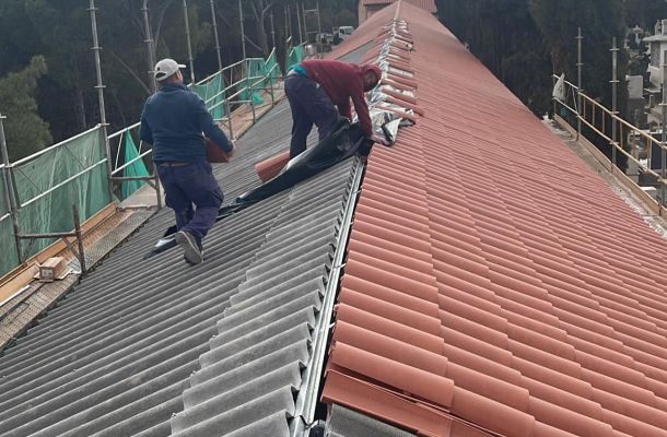 <!-- wp:paragraph -->
<p>En climas como el nuestro, donde los veranos son calurosos y los inviernos fríos, <strong>la elección del tipo de cubierta</strong> influye directamente en el confort interior de la vivienda y en el ahorro energético. Una de las soluciones más eficientes y duraderas es la <strong>cubierta ventilada</strong>, un sistema constructivo que cada vez más personas están eligiendo.</p>
<!-- /wp:paragraph -->

<!-- wp:paragraph -->
<p>A diferencia de las cubiertas tradicionales, las cubiertas ventiladas incorporan una <strong>cámara de aire entre el aislamiento térmico y el acabado exterior (teja, pizarra, panel, etc.)</strong>, lo que permite una ventilación continua. ¿El resultado? Mayor aislamiento, menos condensación y una mejor conservación del tejado a largo plazo.</p>
<!-- /wp:paragraph -->

<!-- wp:heading -->
<h2 class="wp-block-heading">Ventajas principales:</h2>
<!-- /wp:heading -->

<!-- wp:list -->
<ul class="wp-block-list"><!-- wp:list-item -->
<li><strong>Ahorro energético</strong>: reduce la necesidad de aire acondicionado en verano y calefacción en invierno.</li>
<!-- /wp:list-item -->

<!-- wp:list-item -->
<li><strong>Evita humedades</strong>: la ventilación constante elimina el exceso de humedad, protegiendo la estructura.</li>
<!-- /wp:list-item -->

<!-- wp:list-item -->
<li><strong>Durabilidad</strong>: al mantenerse seca y ventilada, la cubierta sufre menos deterioro.</li>
<!-- /wp:list-item -->

<!-- wp:list-item -->
<li><strong>Confort interior</strong>: mejora la temperatura y la calidad del aire dentro de la vivienda.</li>
<!-- /wp:list-item --></ul>
<!-- /wp:list -->

<!-- wp:paragraph -->
<p>En <strong>Reformas y Construcciones Mudéjar</strong>, realizamos cubiertas ventiladas totalmente adaptadas a cada proyecto, utilizando materiales de primera calidad y respetando la estética de la edificación. Ya sea para obra nueva o rehabilitación, nuestro equipo estudia cada caso para ofrecer una solución técnica eficiente y duradera.</p>
<!-- /wp:paragraph -->