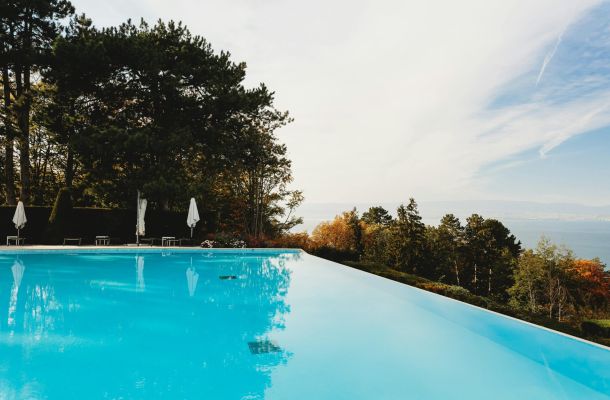 <!-- wp:paragraph -->
<p>¿Has soñado alguna vez con tener una piscina en casa? Ya sea para refrescarte en los calurosos días de verano, disfrutar con la familia o simplemente relajarte, una piscina no solo mejora tu calidad de vida, sino que <strong>revaloriza tu vivienda</strong>. En <strong>Reformas y Construcciones Mudéjar</strong>, llevamos años haciendo realidad ese sueño para muchos clientes, combinando diseño, eficiencia y durabilidad.</p>
<!-- /wp:paragraph -->

<!-- wp:paragraph -->
<p>Especializados en la construcción de <strong>piscinas de obra</strong>, diseñamos cada proyecto a medida para que se adapte perfectamente al espacio, las necesidades y el estilo de vida de cada cliente.</p>
<!-- /wp:paragraph -->

<!-- wp:separator -->
<hr class="wp-block-separator has-alpha-channel-opacity"/>
<!-- /wp:separator -->

<!-- wp:heading {"level":3} -->
<h3 class="wp-block-heading">Piscinas personalizadas: funcionalidad y estética</h3>
<!-- /wp:heading -->

<!-- wp:paragraph -->
<p>A diferencia de las piscinas prefabricadas, una <strong>piscina de obra</strong> permite una <strong>total libertad en el diseño</strong>. Rectangular, con curvas, escalera de obra, banco interior, playa húmeda o incluso efecto infinito: cada piscina que construimos es única y responde a los deseos del cliente y a las características del terreno.</p>
<!-- /wp:paragraph -->

<!-- wp:paragraph -->
<p>Desde la excavación inicial hasta el último detalle en el revestimiento, nos encargamos de todo el proceso de forma integral. <strong>Tú solo tienes que elegir cómo quieres disfrutar del agua.</strong></p>
<!-- /wp:paragraph -->

<!-- wp:separator -->
<hr class="wp-block-separator has-alpha-channel-opacity"/>
<!-- /wp:separator -->

<!-- wp:heading {"level":3} -->
<h3 class="wp-block-heading">Materiales de calidad y durabilidad garantizada</h3>
<!-- /wp:heading -->

<!-- wp:paragraph -->
<p>Utilizamos materiales resistentes y de primera calidad, tanto en la estructura como en los acabados. Puedes elegir entre diferentes tipos de revestimientos:</p>
<!-- /wp:paragraph -->

<!-- wp:list -->
<ul class="wp-block-list"><!-- wp:list-item -->
<li><strong>Gresite</strong>: clásico, elegante y fácil de mantener.</li>
<!-- /wp:list-item -->

<!-- wp:list-item -->
<li><strong>Microcemento o porcelánico</strong>: para un acabado moderno y minimalista.</li>
<!-- /wp:list-item -->

<!-- wp:list-item -->
<li><strong>Piedra natural o coronaciones antideslizantes</strong> para un entorno más rústico o natural.</li>
<!-- /wp:list-item --></ul>
<!-- /wp:list -->

<!-- wp:paragraph -->
<p>Además, instalamos <strong>sistemas de filtrado y depuración eficientes</strong>, para que el mantenimiento de tu piscina sea lo más sencillo posible. Si lo deseas, también incorporamos <strong>iluminación LED</strong>, duchas exteriores, cubiertas automáticas o sistemas de climatización.</p>
<!-- /wp:paragraph -->

<!-- wp:separator -->
<hr class="wp-block-separator has-alpha-channel-opacity"/>
<!-- /wp:separator -->

<!-- wp:heading {"level":3} -->
<h3 class="wp-block-heading">🛠️ Construcción rápida y adaptada a tu terreno</h3>
<!-- /wp:heading -->

<!-- wp:paragraph -->
<p>Gracias a nuestra experiencia en construcción y reformas en toda la provincia de Teruel, analizamos cada caso para <strong>optimizar tiempos y presupuestos sin renunciar a la calidad</strong>. Ya sea en un chalet, una finca rústica o un patio interior, valoramos las posibilidades del espacio y te asesoramos desde el primer momento.</p>
<!-- /wp:paragraph -->

<!-- wp:paragraph -->
<p>Nos adaptamos tanto a terrenos planos como inclinados, y ofrecemos soluciones para zonas urbanas, rurales o de difícil acceso.</p>
<!-- /wp:paragraph -->

<!-- wp:separator -->
<hr class="wp-block-separator has-alpha-channel-opacity"/>
<!-- /wp:separator -->

<!-- wp:heading {"level":3} -->
<h3 class="wp-block-heading">Un plus de valor para tu hogar</h3>
<!-- /wp:heading -->

<!-- wp:paragraph -->
<p>Además de ser un oasis en verano, una piscina bien integrada en el entorno y diseñada con gusto es una <strong>inversión a largo plazo</strong>. No solo mejora el atractivo estético de tu vivienda, sino que también aumenta su valor en el mercado inmobiliario.</p>
<!-- /wp:paragraph -->

<!-- wp:paragraph -->
<p>Ya sea para tu uso personal, para alquiler turístico o como espacio familiar, contar con una piscina es una decisión que mejora el confort y la funcionalidad de tu hogar.</p>
<!-- /wp:paragraph -->

<!-- wp:separator -->
<hr class="wp-block-separator has-alpha-channel-opacity"/>
<!-- /wp:separator -->

<!-- wp:heading {"level":3} -->
<h3 class="wp-block-heading"></h3>
<!-- /wp:heading -->

<!-- wp:paragraph -->
<p>En <strong>Reformas y Construcciones Mudéjar</strong> te acompañamos en todo el proceso, desde el diseño inicial hasta el primer chapuzón. Te ofrecemos asesoramiento profesional, presupuesto sin compromiso y una ejecución cuidada hasta el último detalle.</p>
<!-- /wp:paragraph -->

<!-- wp:paragraph -->
<p>Este verano, <strong>disfruta de tu piscina soñada sin salir de casa</strong>. Contacta con nosotros y da el primer paso hacia tu nuevo rincón de bienestar.</p>
<!-- /wp:paragraph -->
