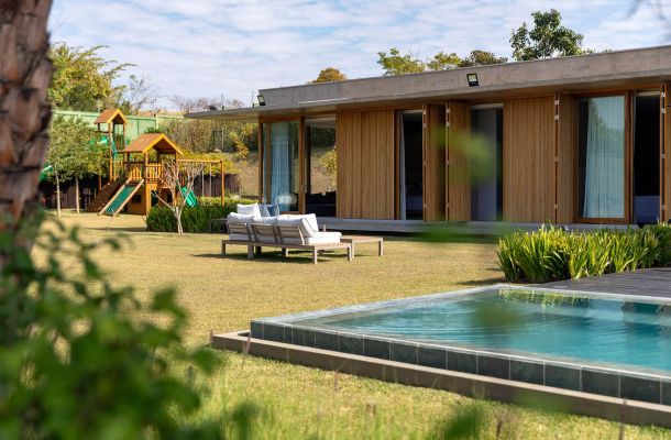 <!-- wp:paragraph -->
<p>Tomar la decisión de construir una vivienda es uno de los pasos más importantes en la vida. Supone convertir en realidad un proyecto personal, familiar o profesional que marcará tu día a día durante muchos años. En nuestra empresa, lo sabemos bien. Por eso, nos especializamos en <strong>construcciones de obra nueva en toda la provincia de Teruel</strong>, ofreciendo un servicio integral que acompaña al cliente desde la idea inicial hasta la entrega final de las llaves.</p>
<!-- /wp:paragraph -->

<!-- wp:heading -->
<h2 class="wp-block-heading">Un servicio integral, pensado para ti</h2>
<!-- /wp:heading -->

<!-- wp:paragraph -->
<p>Cada proyecto es único, y por eso nuestro trabajo comienza <strong>escuchando tus necesidades, ideas y expectativas</strong>. A partir de ahí, ponemos en marcha un proceso totalmente adaptado, que incluye:</p>
<!-- /wp:paragraph -->

<!-- wp:list -->
<ul class="wp-block-list"><!-- wp:list-item -->
<li><strong>Estudio y planificación técnica y económica</strong>, donde valoramos la viabilidad, costes y plazos.</li>
<!-- /wp:list-item -->

<!-- wp:list-item -->
<li><strong>Movimiento de tierras y cimentación</strong>, con medios propios que garantizan eficiencia desde el primer momento.</li>
<!-- /wp:list-item -->

<!-- wp:list-item -->
<li><strong>Instalaciones completas de fontanería y electricidad</strong>, cumpliendo con la normativa vigente y pensando en la funcionalidad y eficiencia energética.</li>
<!-- /wp:list-item -->

<!-- wp:list-item -->
<li><strong>Estructura y cerramientos</strong>, cuidando materiales, aislamiento y acabados para ofrecerte una construcción sólida, segura y duradera.</li>
<!-- /wp:list-item --></ul>
<!-- /wp:list -->

<!-- wp:paragraph -->
<p>Nos encargamos de todo, para que tú solo te preocupes por disfrutar del proceso y del resultado final.</p>
<!-- /wp:paragraph -->

<!-- wp:heading -->
<h2 class="wp-block-heading">Viviendas, naves, centros públicos y más</h2>
<!-- /wp:heading -->

<!-- wp:paragraph -->
<p>Además de viviendas particulares, también realizamos <strong>naves industriales y agrícolas</strong>, así como <strong>centros educativos, sanitarios y otras obras públicas</strong>, siempre ajustándonos a los requisitos específicos de cada caso.</p>
<!-- /wp:paragraph -->

<!-- wp:paragraph -->
<p>Ofrecemos dos modalidades principales:</p>
<!-- /wp:paragraph -->

<!-- wp:list -->
<ul class="wp-block-list"><!-- wp:list-item -->
<li><strong>Proyectos personalizados</strong>: tú aportas el diseño, nosotros lo ejecutamos.</li>
<!-- /wp:list-item -->

<!-- wp:list-item -->
<li><strong>Proyectos llave en mano</strong>: nos encargamos de todo, desde la planificación hasta la entrega final, con máxima comodidad para ti.</li>
<!-- /wp:list-item --></ul>
<!-- /wp:list -->

<!-- wp:paragraph -->
<p>Sea cual sea la opción que elijas, contarás con un equipo técnico cualificado, experimentado y comprometido con la calidad.</p>
<!-- /wp:paragraph -->

<!-- wp:heading -->
<h2 class="wp-block-heading">Maquinaria propia: más eficiencia, menos costes</h2>
<!-- /wp:heading -->

<!-- wp:paragraph -->
<p>Uno de los aspectos que nos diferencia es que <strong>disponemos de una flota de maquinaria moderna en propiedad</strong>. Esto nos permite <strong>reducir tiempos de ejecución, controlar costes y ser más flexibles</strong> ante cualquier imprevisto durante la obra. No dependemos de terceros ni de alquileres externos: todo está bajo control desde el primer día.</p>
<!-- /wp:paragraph -->

<!-- wp:heading -->
<h2 class="wp-block-heading">Compromiso con la calidad y los plazos</h2>
<!-- /wp:heading -->

<!-- wp:paragraph -->
<p>Sabemos que cuando se construye una casa, una nave o cualquier otra edificación, <strong>la confianza y la seguridad en el equipo constructor son fundamentales</strong>. Por eso, nos implicamos al máximo en cada obra, cuidando cada detalle, cumpliendo con los <strong>plazos establecidos</strong>, respetando el <strong>presupuesto acordado</strong> y garantizando un acabado profesional de alto nivel.</p>
<!-- /wp:paragraph -->

<!-- wp:paragraph -->
<p>Para nosotros, no hay mejor aval que la satisfacción de nuestros clientes y la solidez de las construcciones que hemos entregado.</p>
<!-- /wp:paragraph -->