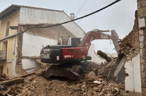 <!-- wp:paragraph -->
<p>En <strong>Reformas y Construcciones Mudéjar</strong>, sabemos que todo gran proyecto comienza bajo tierra. Ya sea una nueva construcción, una reforma integral o un proyecto de urbanismo, nuestros servicios de <strong>excavación y retirada de escombros</strong> marcan la diferencia desde el primer momento <a href="https://reformasyconstruccionesmudejar.com/servicios/excavaciones/?utm_source=chatgpt.com" target="_blank" rel="noreferrer noopener">Infobel+12Construcciones mudejar+12Construcciones mudejar+12</a>.</p>
<!-- /wp:paragraph -->

<!-- wp:heading {"level":3} -->
<h3 class="wp-block-heading">Precisión desde el primer paso</h3>
<!-- /wp:heading -->

<!-- wp:paragraph -->
<p>Para nosotros, trabajar el terreno es tan importante como redactar un plano: requiere profesionalidad, planificación y experiencia. Contamos con maquinaria adecuada y un equipo cualificado para excavar con precisión y cuidado en todo tipo de suelos dentro de la provincia de Teruel <a href="https://reformasyconstruccionesmudejar.com/servicios/?utm_source=chatgpt.com" target="_blank" rel="noreferrer noopener">Construcciones mudejar</a>.</p>
<!-- /wp:paragraph -->

<!-- wp:heading {"level":3} -->
<h3 class="wp-block-heading">Limpieza y seguridad: dos claves de nuestro servicio</h3>
<!-- /wp:heading -->

<!-- wp:paragraph -->
<p>Después de excavar, el espacio debe quedar libre de obstáculos. Por eso ofrecemos también un servicio de <strong>retirada de escombros</strong>, limpio, ágil y responsable. Esto no solo facilita la continuidad del proyecto, sino que también mantiene la obra segura y organizada <a href="https://reformasyconstruccionesmudejar.com/servicios/excavaciones/?utm_source=chatgpt.com" target="_blank" rel="noreferrer noopener">Construcciones mudejar+1</a>.</p>
<!-- /wp:paragraph -->

<!-- wp:heading {"level":3} -->
<h3 class="wp-block-heading">Versatilidad al servicio de cada proyecto</h3>
<!-- /wp:heading -->

<!-- wp:paragraph -->
<p>Nuestros trabajos no se limitan a un tipo de obra. Tenemos experiencia en:</p>
<!-- /wp:paragraph -->

<!-- wp:list -->
<ul class="wp-block-list"><!-- wp:list-item -->
<li>Construcción nueva, industrial, y pública</li>
<!-- /wp:list-item -->

<!-- wp:list-item -->
<li>Reformas de viviendas y edificios</li>
<!-- /wp:list-item -->

<!-- wp:list-item -->
<li>Trabajos de urbanismo</li>
<!-- /wp:list-item -->

<!-- wp:list-item -->
<li>Y por supuesto, excavaciones asociadas a estas actividades <a href="https://reformasyconstruccionesmudejar.com/servicios/?utm_source=chatgpt.com" target="_blank" rel="noreferrer noopener">Wikipedia+9Construcciones mudejar+9Construdata21+9</a><a href="https://reformasyconstruccionesmudejar.com/?utm_source=chatgpt.com" target="_blank" rel="noreferrer noopener">Construcciones mudejar+1</a></li>
<!-- /wp:list-item --></ul>
<!-- /wp:list -->

<!-- wp:paragraph -->
<p>Además, como parte integral de nuestra propuesta, ofrecemos alquiler de maquinaria y material para obras, lo que permite una gestión más optimizada y controlada de cada fase del trabajo <a href="https://reformasyconstruccionesmudejar.com/servicios/?utm_source=chatgpt.com" target="_blank" rel="noreferrer noopener">Infobel+5Construcciones mudejar+5Construcciones mudejar+5</a>.</p>
<!-- /wp:paragraph -->

<!-- wp:heading {"level":3} -->
<h3 class="wp-block-heading">¿Por qué elegirnos?</h3>
<!-- /wp:heading -->

<!-- wp:list -->
<ul class="wp-block-list"><!-- wp:list-item -->
<li><strong>Cobertura local</strong>: Actuamos en toda la provincia de Teruel, con conocimientos del terreno y las normativas locales.</li>
<!-- /wp:list-item -->

<!-- wp:list-item -->
<li><strong>Profesionalidad consolidada</strong>: Años de experiencia y trabajos diversos nos respaldan <a href="https://reformasyconstruccionesmudejar.com/servicios/excavaciones/?utm_source=chatgpt.com" target="_blank" rel="noreferrer noopener">Construcciones mudejar+5Construcciones mudejar+5Construcciones mudejar+5</a>.</li>
<!-- /wp:list-item -->

<!-- wp:list-item -->
<li><strong>Servicio integral</strong>: Desde la excavación hasta la limpieza y alquiler de maquinaria, damos soluciones completas.</li>
<!-- /wp:list-item -->

<!-- wp:list-item -->
<li><strong>Eficiencia y seguridad</strong>: Controlamos cada fase del proceso para evitar imprevistos y garantizar el bienestar de todos los implicados.</li>
<!-- /wp:list-item --></ul>
<!-- /wp:list -->