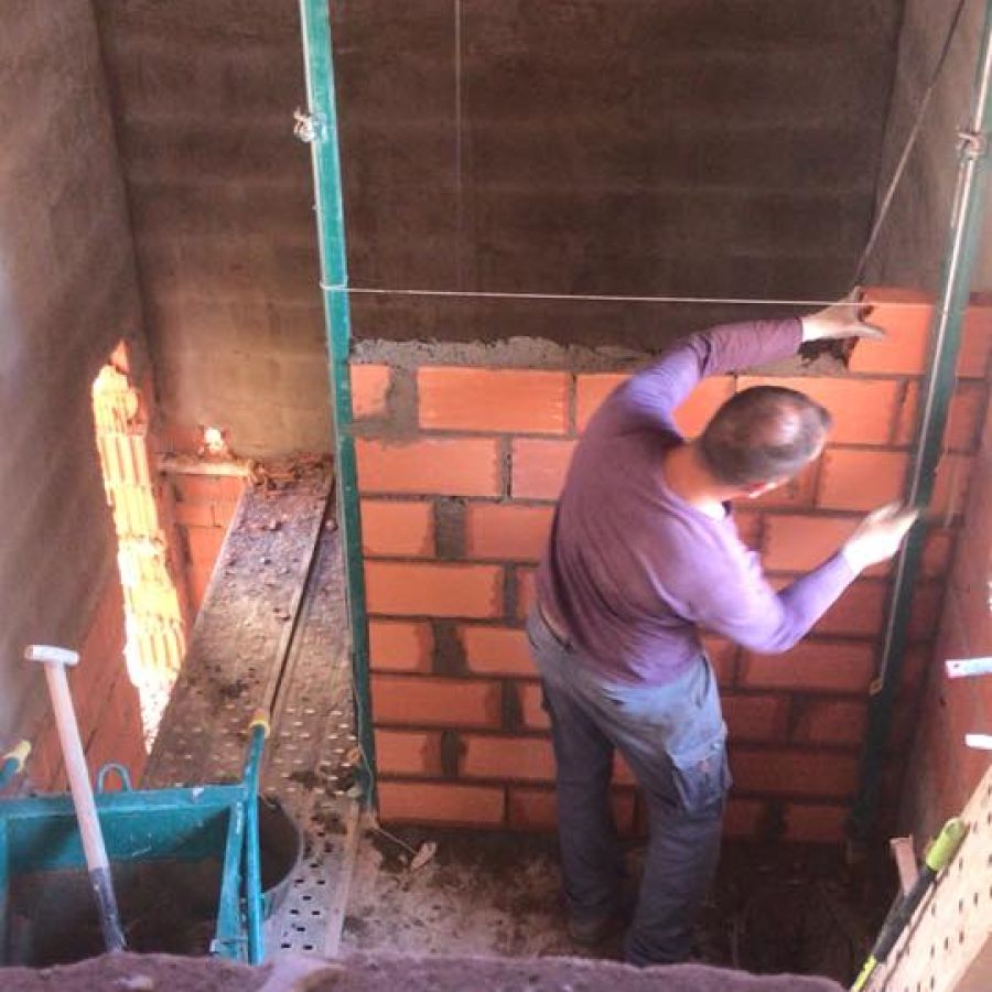 Obrero tabicando pared desde 0 