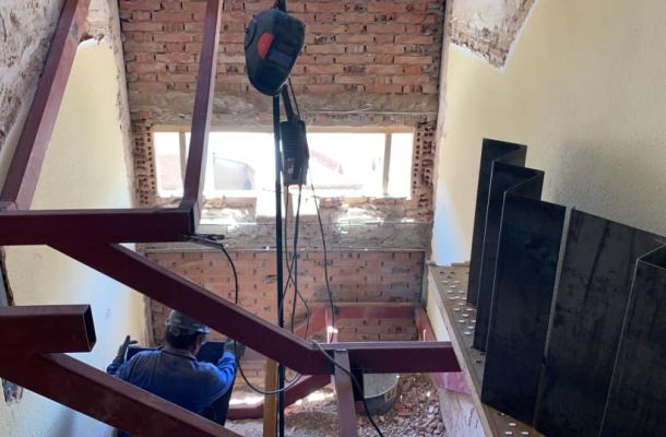 <!-- wp:paragraph -->
<p>Enero es un mes perfecto para plantearse una reforma de interior. Tras las fiestas, la rutina vuelve a casa y muchas personas detectan aspectos que necesitan mejora: espacios poco funcionales, problemas de aislamiento o estancias que ya no se adaptan a las necesidades actuales. Además, el inicio de año es un momento ideal para planificar obras con calma y aprovechar mejor los tiempos de ejecución.</p>
<!-- /wp:paragraph -->

<!-- wp:paragraph -->
<p>Las <strong>reformas de interior en enero</strong> permiten trabajar sin las prisas de otras épocas del año y con una mayor disponibilidad de profesionales, lo que se traduce en una mejor organización y resultados más cuidados.</p>
<!-- /wp:paragraph -->

<!-- wp:separator -->
<hr class="wp-block-separator has-alpha-channel-opacity"/>
<!-- /wp:separator -->

<!-- wp:heading {"level":4} -->
<h4 class="wp-block-heading">Reforma de baños</h4>
<!-- /wp:heading -->

<!-- wp:paragraph -->
<p>El baño es una de las estancias que más se reforman a comienzos de año. Durante el invierno, se hace evidente la necesidad de un espacio más cómodo, cálido y práctico. Cambiar una bañera por un plato de ducha, renovar alicatados o mejorar la iluminación son intervenciones habituales que no requieren obras excesivamente largas.</p>
<!-- /wp:paragraph -->

<!-- wp:paragraph -->
<p>Además, una reforma de baño permite actualizar instalaciones antiguas, mejorar la ventilación y reducir el consumo de agua. En pocos días, es posible transformar un baño antiguo en un espacio moderno, funcional y adaptado a las necesidades actuales de la vivienda.</p>
<!-- /wp:paragraph -->

<!-- wp:separator -->
<hr class="wp-block-separator has-alpha-channel-opacity"/>
<!-- /wp:separator -->

<!-- wp:heading {"level":4} -->
<h4 class="wp-block-heading">Reformas de cocinas</h4>
<!-- /wp:heading -->

<!-- wp:paragraph -->
<p>La cocina es otro de los espacios ideales para reformar en enero. Es una estancia muy utilizada en invierno, cuando se pasa más tiempo en casa, y cualquier mejora se nota desde el primer día.</p>
<!-- /wp:paragraph -->

<!-- wp:paragraph -->
<p>Reformar la cocina puede incluir la redistribución del espacio, la sustitución de muebles y encimeras, la renovación de electrodomésticos o la mejora de la iluminación. Además, enero es un buen momento para planificar una reforma integral de cocina sin interferir en las vacaciones de verano o periodos de mayor actividad familiar.</p>
<!-- /wp:paragraph -->

<!-- wp:paragraph -->
<p>Una cocina bien diseñada no solo mejora el día a día, sino que también aumenta el valor de la vivienda.</p>
<!-- /wp:paragraph -->

<!-- wp:separator -->
<hr class="wp-block-separator has-alpha-channel-opacity"/>
<!-- /wp:separator -->

<!-- wp:heading {"level":4} -->
<h4 class="wp-block-heading">Mejora de aislamientos interiores</h4>
<!-- /wp:heading -->

<!-- wp:paragraph -->
<p>El invierno es la época en la que más se notan los problemas de <strong>aislamiento térmico</strong>. Corrientes de aire, paredes frías o un consumo elevado de calefacción son señales claras de que algo no funciona correctamente.</p>
<!-- /wp:paragraph -->

<!-- wp:paragraph -->
<p>Mejorar el aislamiento interior en enero es una inversión inteligente. Actuaciones como el trasdosado de paredes, la instalación de falsos techos aislantes o la sustitución de ventanas permiten mantener una temperatura más estable, reducir el gasto energético y aumentar el confort en el hogar.</p>
<!-- /wp:paragraph -->

<!-- wp:paragraph -->
<p>Estas reformas suelen ser rápidas y poco invasivas, y sus beneficios se notan de inmediato.</p>
<!-- /wp:paragraph -->

<!-- wp:separator -->
<hr class="wp-block-separator has-alpha-channel-opacity"/>
<!-- /wp:separator -->

<!-- wp:heading {"level":3} -->
<h3 class="wp-block-heading">Empieza el año mejorando tu vivienda</h3>
<!-- /wp:heading -->

<!-- wp:paragraph -->
<p>Apostar por una reforma de interior en enero es una decisión práctica y estratégica. Baños más cómodos, cocinas funcionales y aislamientos eficientes mejoran la calidad de vida y preparan la vivienda para todo el año.</p>
<!-- /wp:paragraph -->

<!-- wp:paragraph -->
<p>Contar con una empresa de reformas profesional garantiza un trabajo bien planificado, materiales de calidad y un resultado duradero. Enero es el momento perfecto para dar el paso y transformar tu hogar desde dentro.</p>
<!-- /wp:paragraph -->