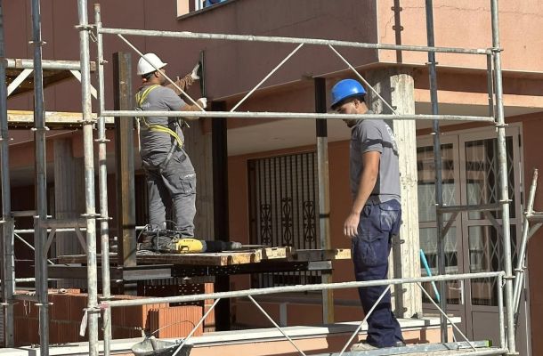 <!-- wp:paragraph -->
<p>Vivir en Teruel tiene muchas ventajas: tranquilidad, calidad de vida, aire limpio… pero también <strong>inviernos fríos y veranos calurosos</strong>. En una provincia con temperaturas tan cambiantes, tener una vivienda bien aislada no es un lujo, sino una inversión.<br>Si buscas mejorar el confort térmico de tu casa y reducir la factura energética, el <strong>aislamiento por el exterior con sistema SATE</strong> es una de las soluciones más efectivas y duraderas.</p>
<!-- /wp:paragraph -->

<!-- wp:separator -->
<hr class="wp-block-separator has-alpha-channel-opacity"/>
<!-- /wp:separator -->

<!-- wp:heading -->
<h2 class="wp-block-heading">¿Qué es el sistema SATE?</h2>
<!-- /wp:heading -->

<!-- wp:paragraph -->
<p>El <strong>SATE (Sistema de Aislamiento Térmico por el Exterior)</strong> consiste en colocar paneles aislantes en la parte externa de la fachada del edificio. Estos paneles —de materiales como poliestireno expandido, lana mineral o corcho natural— se fijan y se recubren con mortero y una capa final decorativa.</p>
<!-- /wp:paragraph -->

<!-- wp:paragraph -->
<p>En pocas palabras: se crea una <strong>“envolvente térmica”</strong> alrededor del edificio que lo protege de las variaciones de temperatura, eliminando puentes térmicos y mejorando la eficiencia energética.</p>
<!-- /wp:paragraph -->

<!-- wp:separator -->
<hr class="wp-block-separator has-alpha-channel-opacity"/>
<!-- /wp:separator -->

<!-- wp:heading -->
<h2 class="wp-block-heading">Ventajas del aislamiento exterior SATE</h2>
<!-- /wp:heading -->

<!-- wp:heading {"level":3} -->
<h3 class="wp-block-heading">1. <strong>Ahorro energético inmediato</strong></h3>
<!-- /wp:heading -->

<!-- wp:paragraph -->
<p>Una vivienda con SATE puede reducir hasta un <strong>40% el consumo en calefacción y aire acondicionado</strong>. El calor se conserva en invierno y se mantiene fuera en verano.</p>
<!-- /wp:paragraph -->

<!-- wp:heading {"level":3} -->
<h3 class="wp-block-heading">2. <strong>Confort en todas las estaciones</strong></h3>
<!-- /wp:heading -->

<!-- wp:paragraph -->
<p>El interior de la casa mantiene una temperatura más estable, evitando esas paredes frías en invierno o el sobrecalentamiento en verano.</p>
<!-- /wp:paragraph -->

<!-- wp:heading {"level":3} -->
<h3 class="wp-block-heading">3. <strong>Eliminación de humedades y condensaciones</strong></h3>
<!-- /wp:heading -->

<!-- wp:paragraph -->
<p>Al aislar por el exterior, las paredes interiores permanecen secas y cálidas, evitando la aparición de moho y condensación.</p>
<!-- /wp:paragraph -->

<!-- wp:heading {"level":3} -->
<h3 class="wp-block-heading">4. <strong>Revalorización del inmueble</strong></h3>
<!-- /wp:heading -->

<!-- wp:paragraph -->
<p>Además de mejorar el aspecto de la fachada, el SATE incrementa la <strong>clase energética de la vivienda</strong>, algo muy valorado en el mercado actual.</p>
<!-- /wp:paragraph -->

<!-- wp:heading {"level":3} -->
<h3 class="wp-block-heading">5. <strong>Mantenimiento mínimo y larga duración</strong></h3>
<!-- /wp:heading -->

<!-- wp:paragraph -->
<p>Los sistemas SATE modernos son resistentes al paso del tiempo, requieren poco mantenimiento y mantienen su eficacia durante décadas.</p>
<!-- /wp:paragraph -->

<!-- wp:separator -->
<hr class="wp-block-separator has-alpha-channel-opacity"/>
<!-- /wp:separator -->

<!-- wp:heading -->
<h2 class="wp-block-heading">Ideal para viviendas en Teruel</h2>
<!-- /wp:heading -->

<!-- wp:paragraph -->
<p>El clima de Teruel, con inviernos duros y temperaturas bajo cero, hace que este tipo de aislamiento sea especialmente recomendable. Las fachadas expuestas al viento y al frío pierden mucha energía; con el sistema SATE, esa pérdida se reduce drásticamente.</p>
<!-- /wp:paragraph -->

<!-- wp:paragraph -->
<p>Ya sea en viviendas unifamiliares, comunidades de vecinos o edificios antiguos, el aislamiento exterior es una <strong>solución moderna, limpia y sostenible</strong>, que se adapta tanto a rehabilitaciones como a obras nuevas.</p>
<!-- /wp:paragraph -->

<!-- wp:separator -->
<hr class="wp-block-separator has-alpha-channel-opacity"/>
<!-- /wp:separator -->

<!-- wp:heading -->
<h2 class="wp-block-heading">Un paso hacia la eficiencia energética</h2>
<!-- /wp:heading -->

<!-- wp:paragraph -->
<p>Invertir en aislamiento no solo mejora tu confort, sino que también reduce tu huella ecológica. Menos consumo energético significa menos emisiones y un hogar más sostenible. Además, existen <strong>ayudas y subvenciones</strong> para la rehabilitación energética que pueden cubrir parte del coste de la instalación del SATE.</p>
<!-- /wp:paragraph -->

<!-- wp:separator -->
<hr class="wp-block-separator has-alpha-channel-opacity"/>
<!-- /wp:separator -->

<!-- wp:heading -->
<h2 class="wp-block-heading">En resumen: una inversión que se nota</h2>
<!-- /wp:heading -->

<!-- wp:list -->
<ul class="wp-block-list"><!-- wp:list-item -->
<li>Menos frío en invierno y menos calor en verano.</li>
<!-- /wp:list-item -->

<!-- wp:list-item -->
<li>Menos gasto en calefacción y aire acondicionado.</li>
<!-- /wp:list-item -->

<!-- wp:list-item -->
<li>Más valor y vida útil para tu vivienda.</li>
<!-- /wp:list-item -->

<!-- wp:list-item -->
<li>Y, sobre todo, más bienestar para quienes la habitan.</li>
<!-- /wp:list-item --></ul>
<!-- /wp:list -->

<!-- wp:paragraph -->
<p>Si estás pensando en <strong>aislar tu casa por el exterior en Teruel</strong>, consúltanos. Te asesoraremos sobre el sistema SATE más adecuado para tu vivienda, materiales, acabados y opciones de financiación o ayudas disponibles.</p>
<!-- /wp:paragraph -->

<!-- wp:paragraph -->
<p><strong>Haz que tu hogar esté preparado para el clima de Teruel: eficiente, confortable y bien aislado.</strong></p>
<!-- /wp:paragraph -->