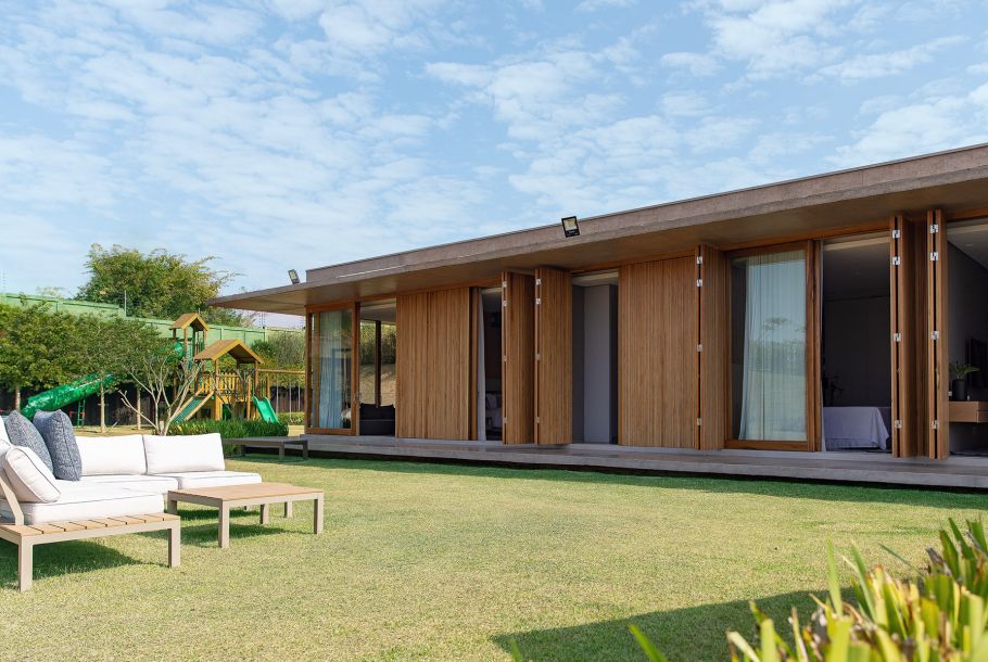 Chalet de manera con exterior de césped y hamacas de piscina 