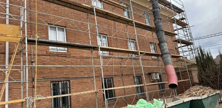 Edificio de ladrillos marrones en proceso de reforma 